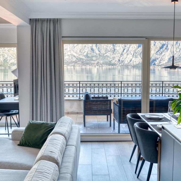 Luxury Design 2-Bedroom apartment by MN Property - Two-Bedroom Apartment with Balcony and Sea View - 38