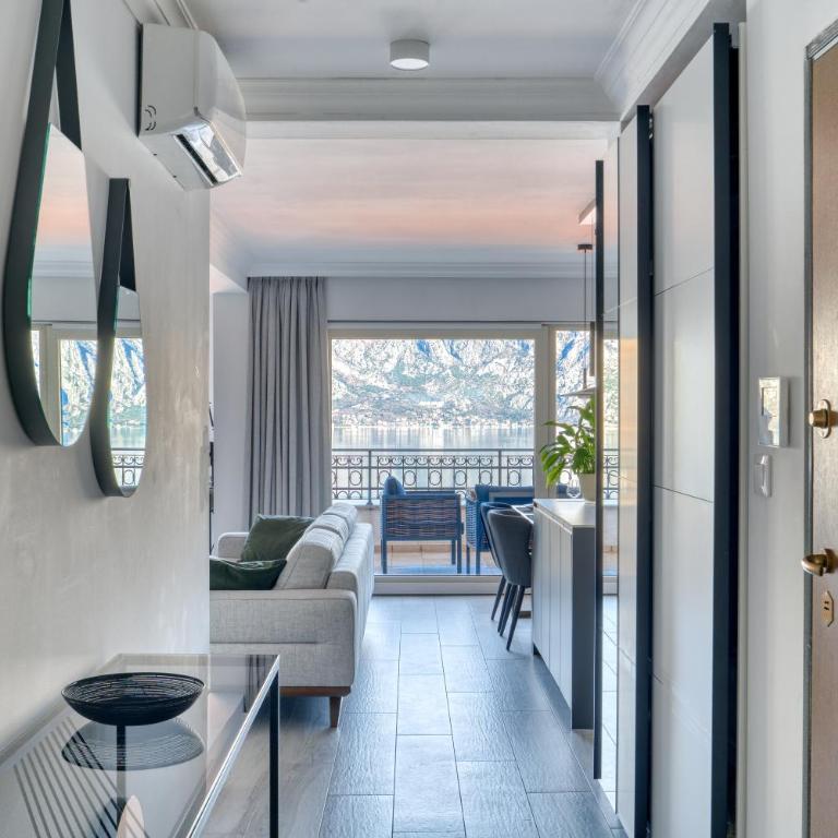 Luxury Design 2-Bedroom apartment by MN Property - Two-Bedroom Apartment with Balcony and Sea View - 39
