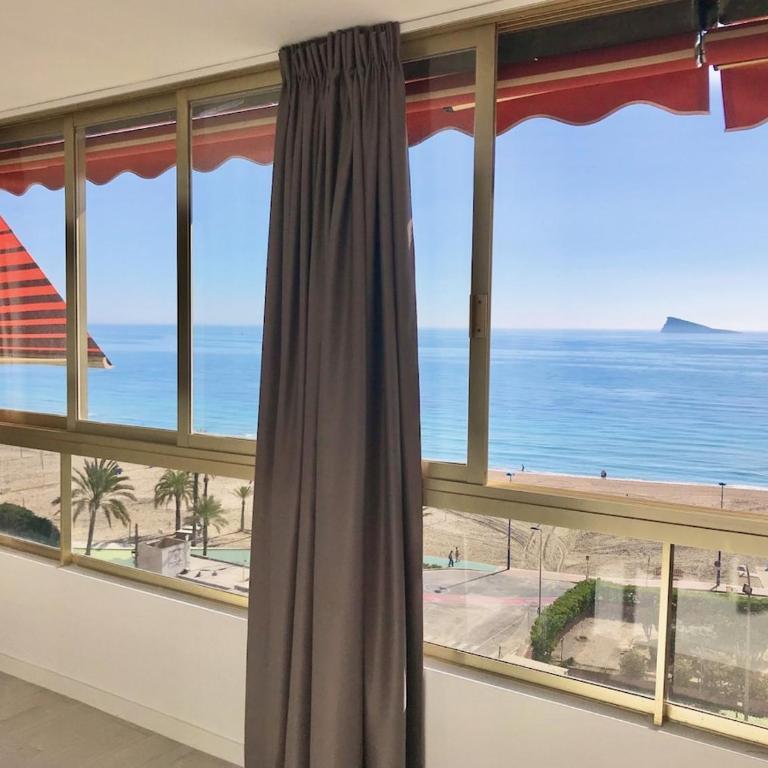 Apartamento ensueño 1a linea playa poniente 6 PAX parking wifi y AC - Three-Bedroom Apartment with Sea View - 15