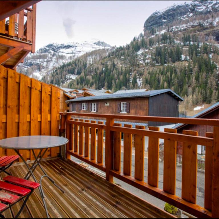 Appartement moderne et entièrement rénové en plein cœur du village, chambre séparée, balcon vue montagne, très proche des pistes - Apartment mit 1 Schlafzimmer - 6