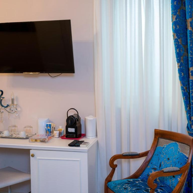 Porta Di Mezzo Luxury Suites & Rooms - Large Double Room - 2