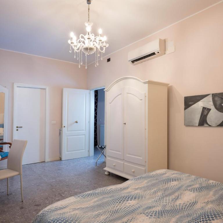 Porta Di Mezzo Luxury Suites & Rooms - Large Double Room - 1