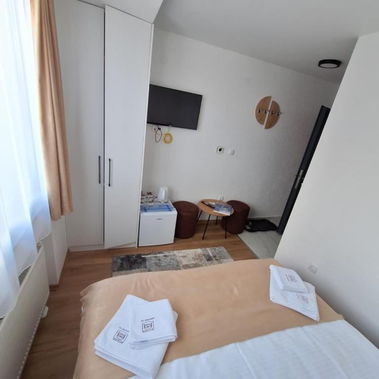 Apartmani RIS - Dvokrevetna Soba sa Bračnim Krevetom i Pogledom na Planinu - 1