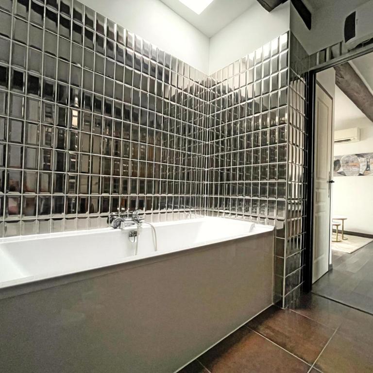 Charme urbain sous les toits-Terrasse/Clim/Parking - Appartement 2 Chambres - 27
