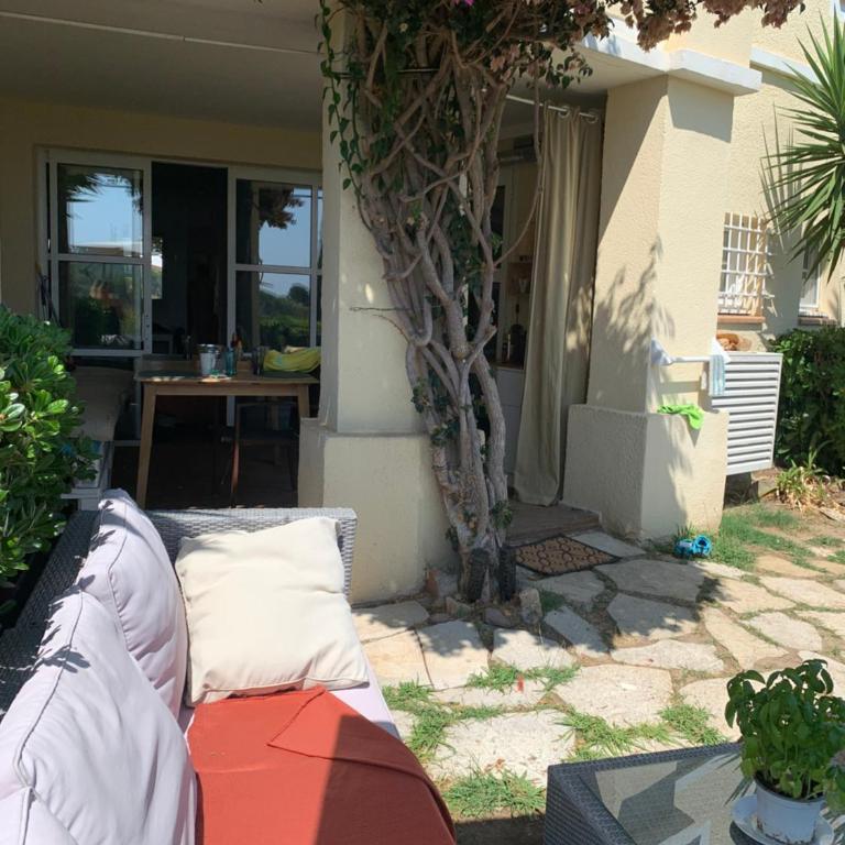 Village Cap Estérel pierre et vacances Appartement en Rez de Jardin vue Mer -Plages -Parcs Aquatique - Animations -5 piscines dont une chauffée au 01-Novembre -Parking -Climatisation -Formule Club - Appartement 1 Chambre avec Vue sur la Mer et Terrasse - 10
