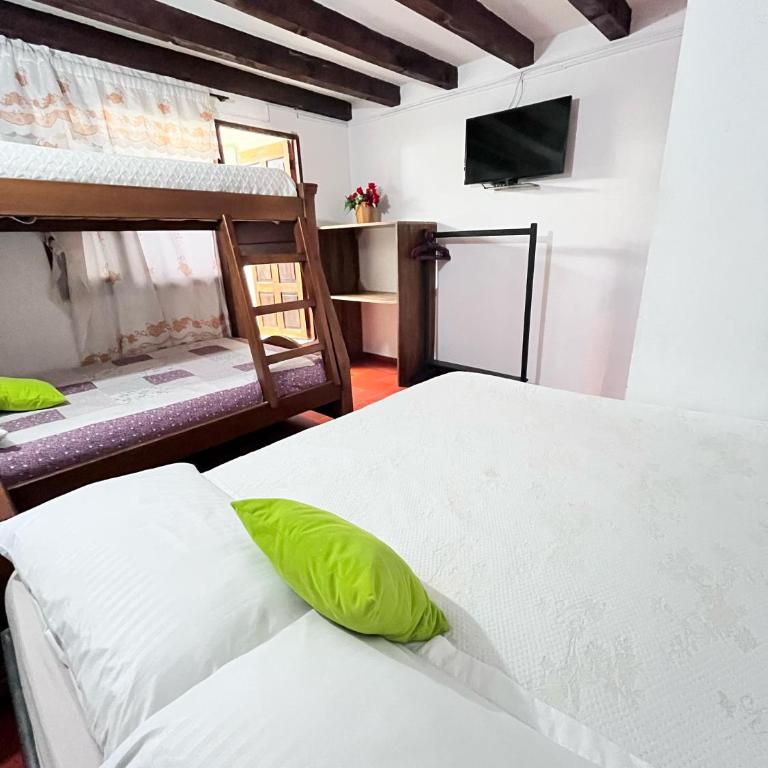 Hospedería Villa Lucía - Habitación Familiar con baño privado - 7