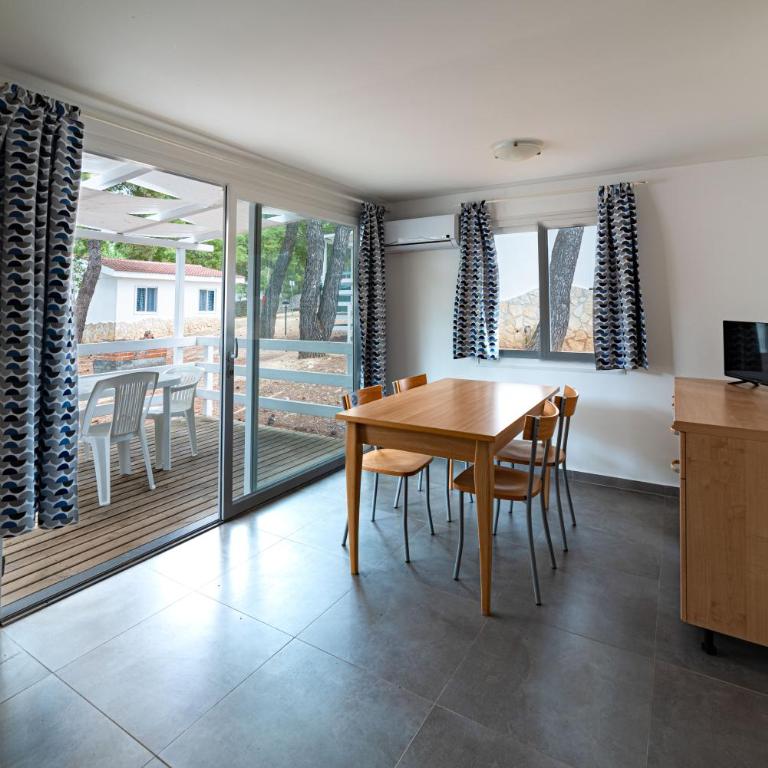 Villaggio Camping Punta Lunga - Bungalow con 2 Camere da Letto - 4