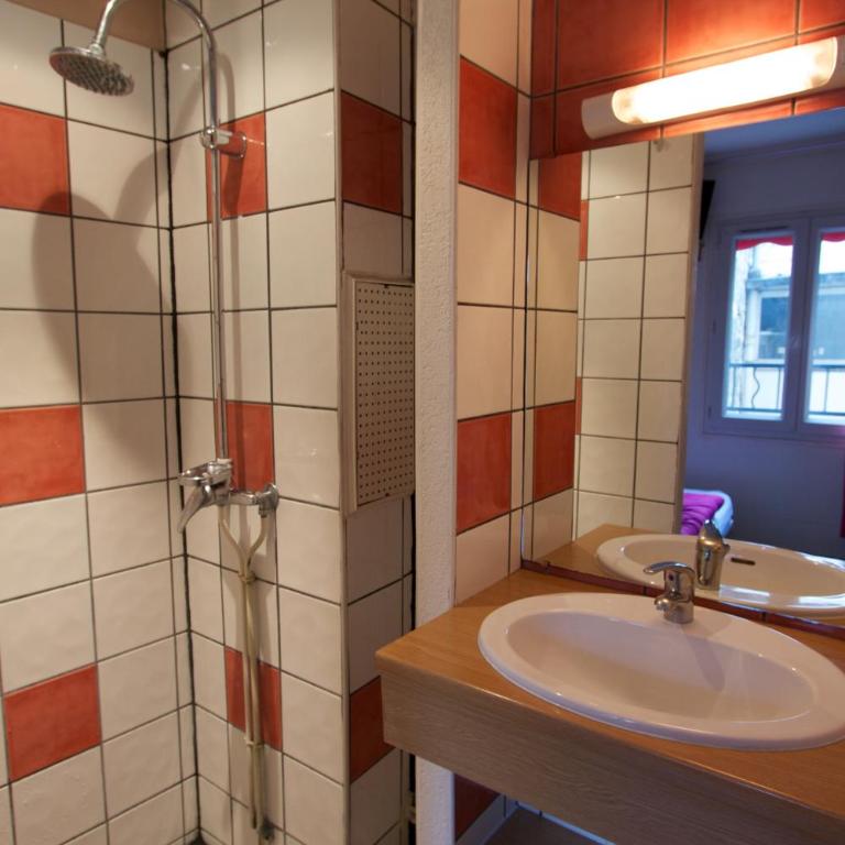 Bastille Hostel - Chambre Simple avec Salle de Bains Commune - 4
