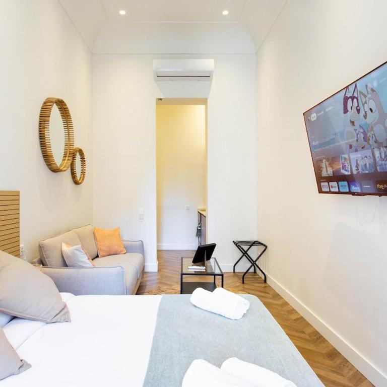 1- Premium Apartment in Puerta del Sol - One-Bedroom Apartment with City View - 9