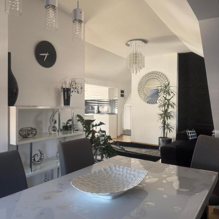 Luxury Studio Black & White - Two-Bedroom Apartment - 29