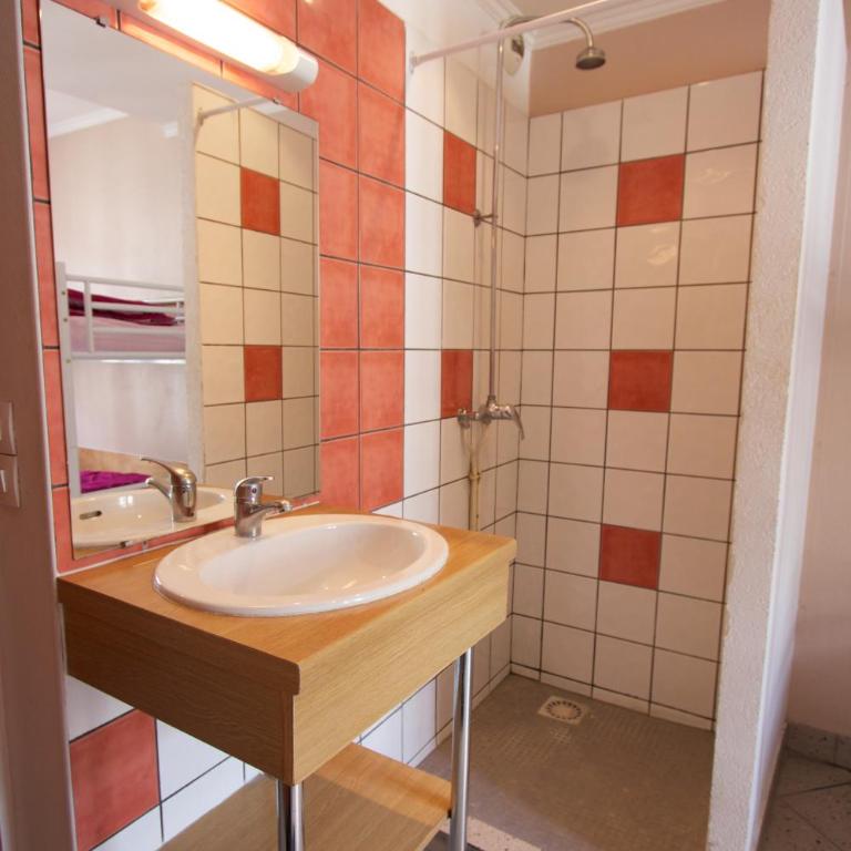 Bastille Hostel - Chambre Lits Jumeaux avec Salle de Bains Commune - 6