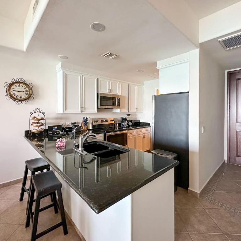 Beach Bliss Retreat Beachfront Condo - Apartment - 10