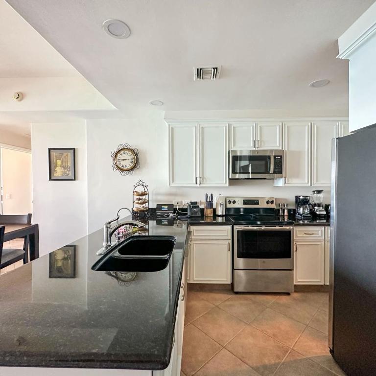 Beach Bliss Retreat Beachfront Condo - Apartment - 13