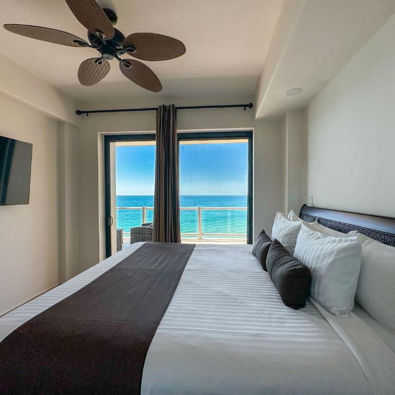 Beach Bliss Retreat Beachfront Condo - Apartment - 34
