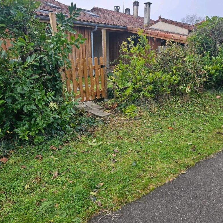 logement avec cuisine et jardinet proche lac - Appartement 1 Chambre - 11