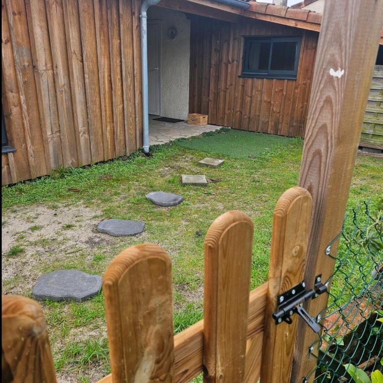 logement avec cuisine et jardinet proche lac - Appartement 1 Chambre - 12