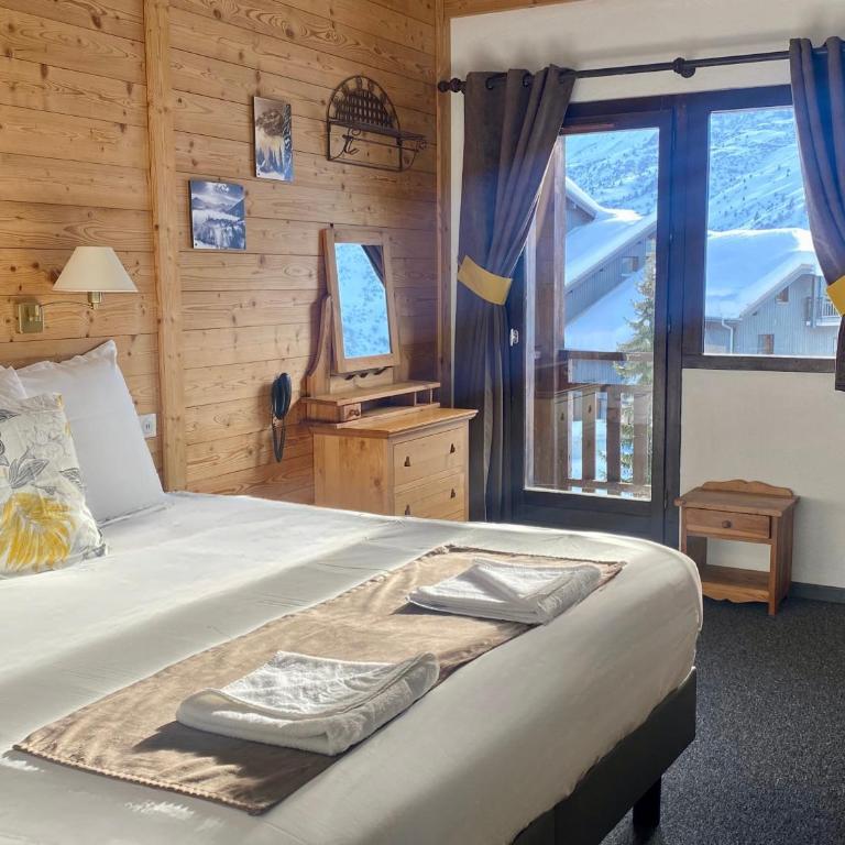 Hôtel & Spa Les Carrettes - Chambre Double ou Lits Jumeaux - Vue sur Montagnes - 1