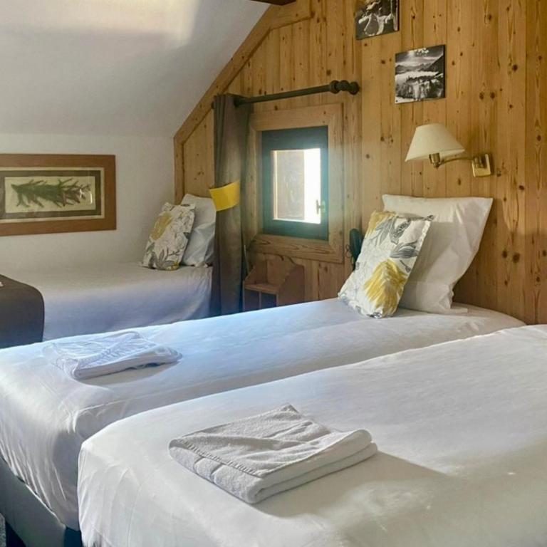 Hôtel & Spa Les Carrettes - Chambre Triple – Vue sur Montagne - 1
