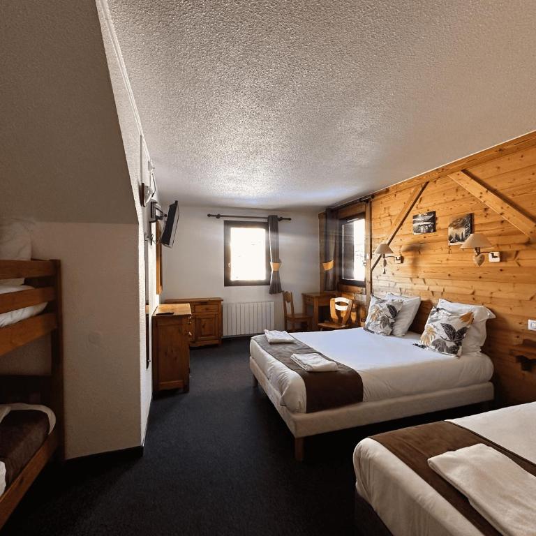 Hôtel & Spa Les Carrettes - Chambre Familiale - Vue sur Montagne - 3