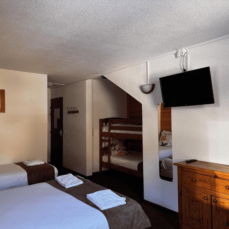 Hôtel & Spa Les Carrettes - Chambre Familiale - Vue sur Montagne - 4