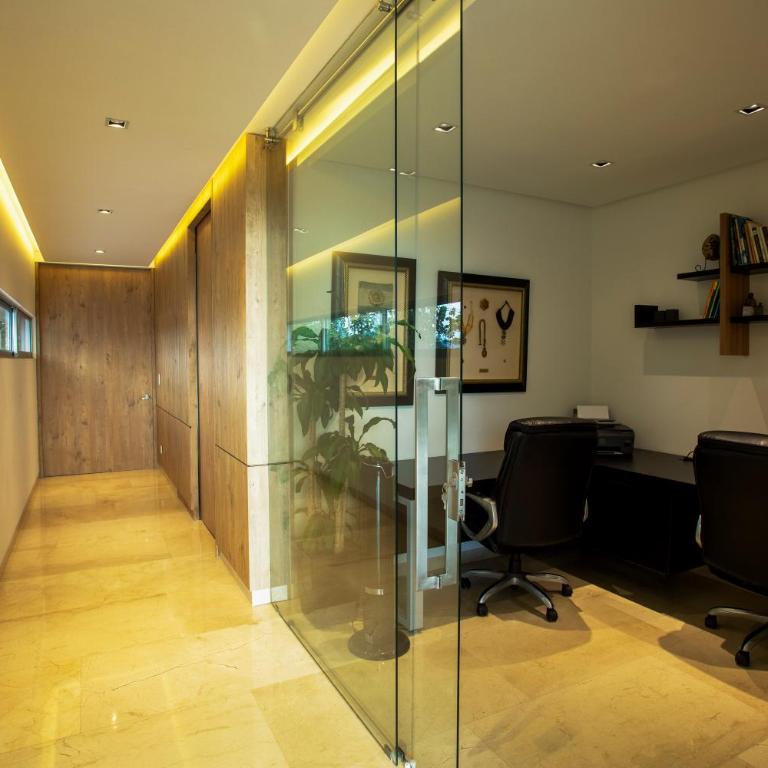 Stylish Modern Home with Pool & Private Cinema with a Built Area of 850 m2 on a 3600 m2 Lot - Casa de 5 dormitorios - 16