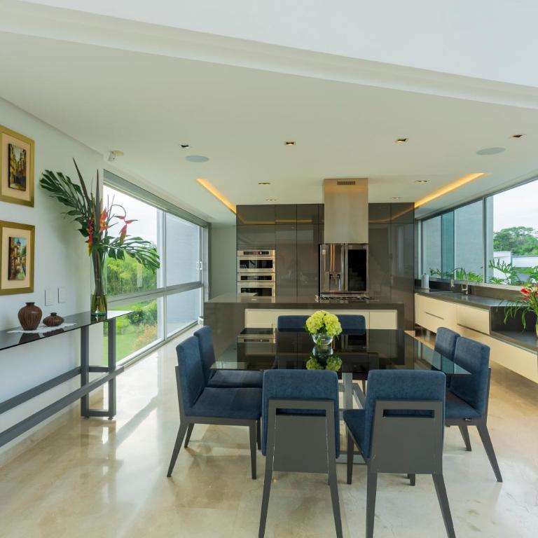 Stylish Modern Home with Pool & Private Cinema with a Built Area of 850 m2 on a 3600 m2 Lot - Casa de 5 dormitorios - 12
