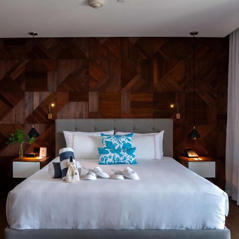 The Fives Downtown Hotel & Residences, Curio Collection by Hilton - One-Bedroom King Suite with Partial Ocean View - 2