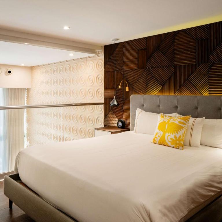 The Fives Downtown Hotel & Residences, Curio Collection by Hilton - King Mezzanine Room - 4