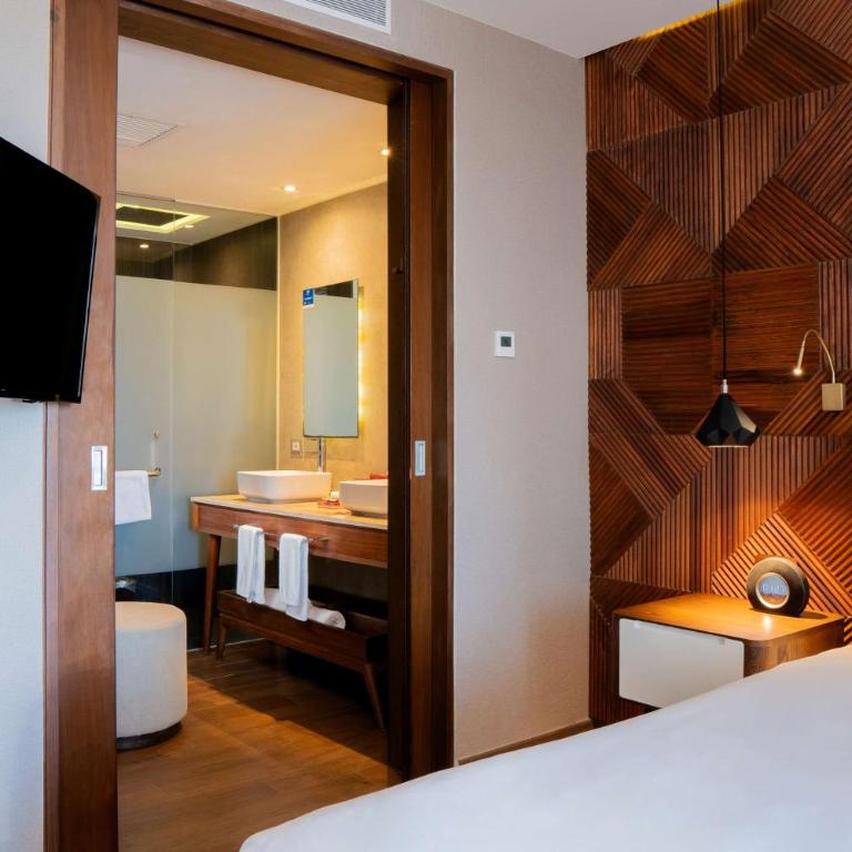 The Fives Downtown Hotel & Residences, Curio Collection by Hilton - One-Bedroom King Suite with Terrace - 3