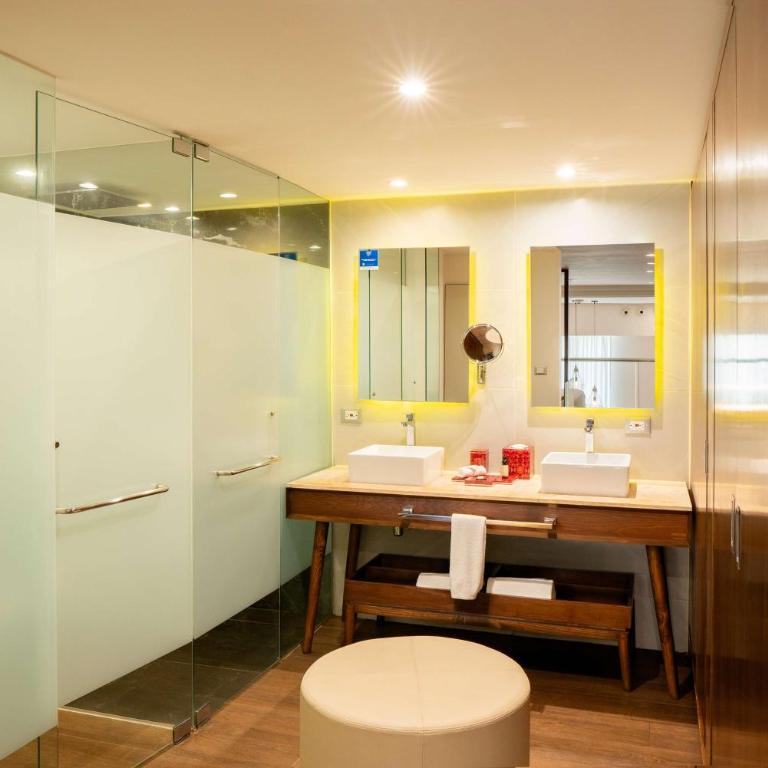 The Fives Downtown Hotel & Residences, Curio Collection by Hilton - King Mezzanine Room - 6