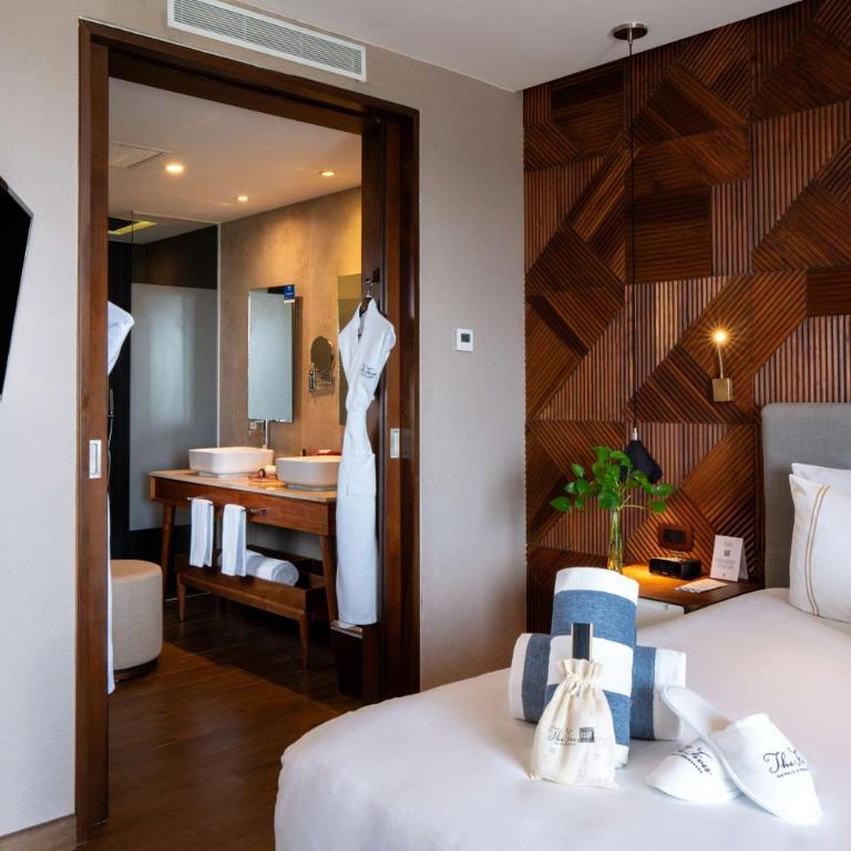 The Fives Downtown Hotel & Residences, Curio Collection by Hilton - One-Bedroom King Suite with Partial Ocean View - 4