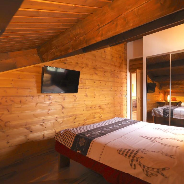Chez Maguy Chambres d'hôtes - Quadruple Room with Private External Bathroom - 12