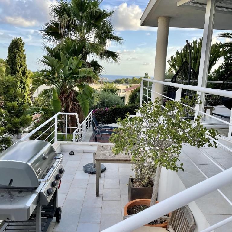 Villa with private pool, ocean & mountain views - Villa - 8