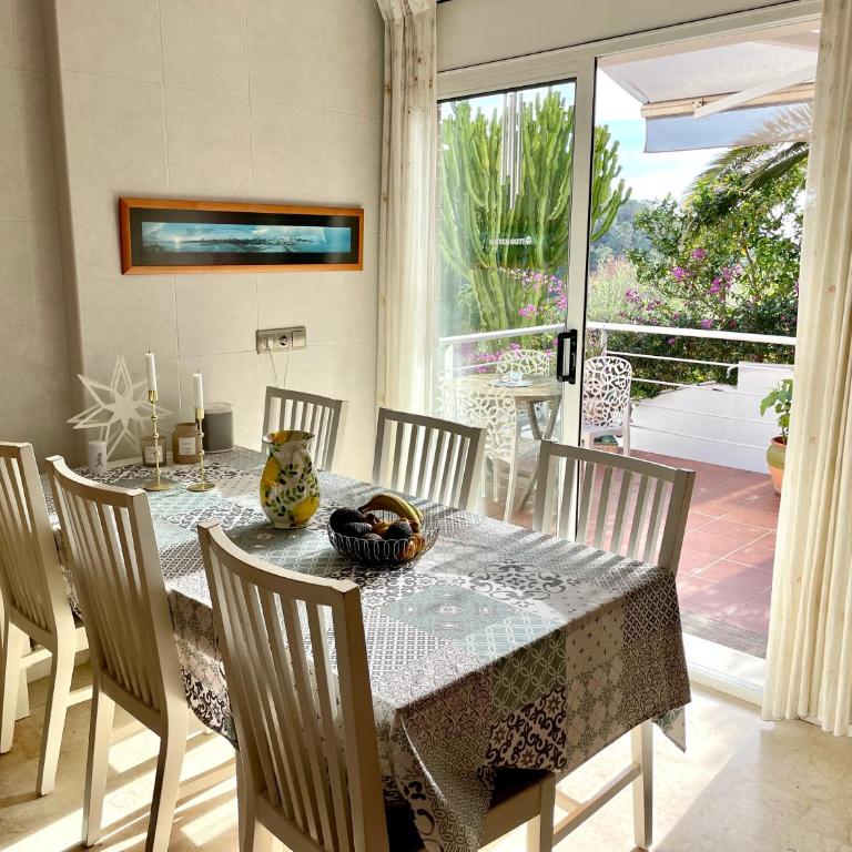 Villa with private pool, ocean & mountain views - Villa - 13