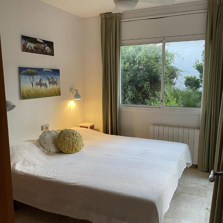 Villa with private pool, ocean & mountain views - Villa - 27