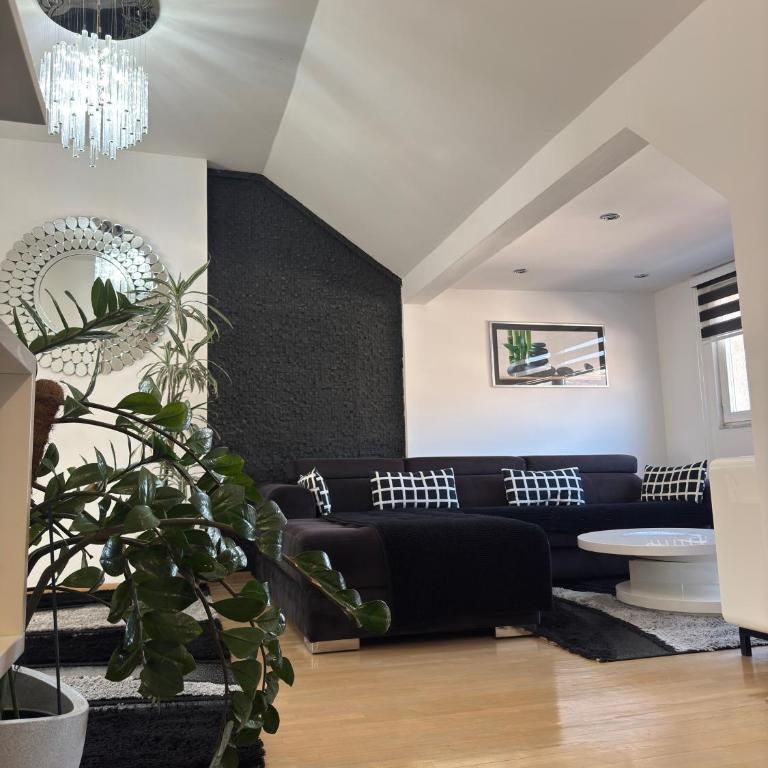 Luxury Studio Black & White - Two-Bedroom Apartment - 4