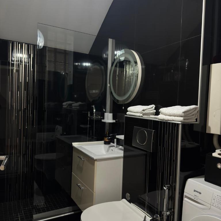 Luxury Studio Black & White - Two-Bedroom Apartment - 44