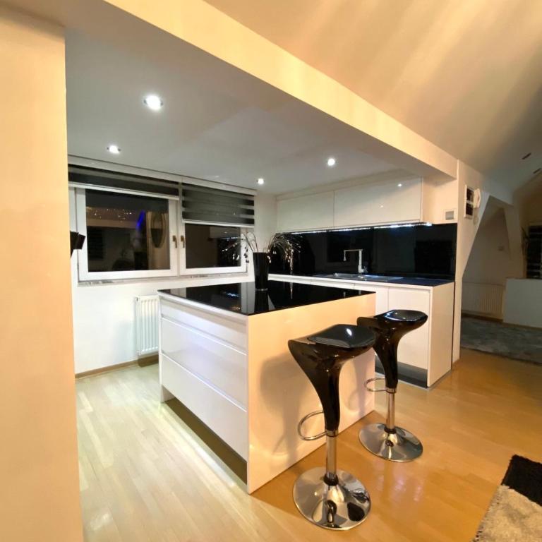 Luxury Studio Black & White - Two-Bedroom Apartment - 24