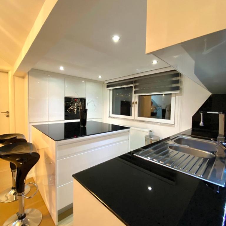 Luxury Studio Black & White - Two-Bedroom Apartment - 22