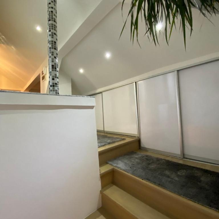 Luxury Studio Black & White - Two-Bedroom Apartment - 40