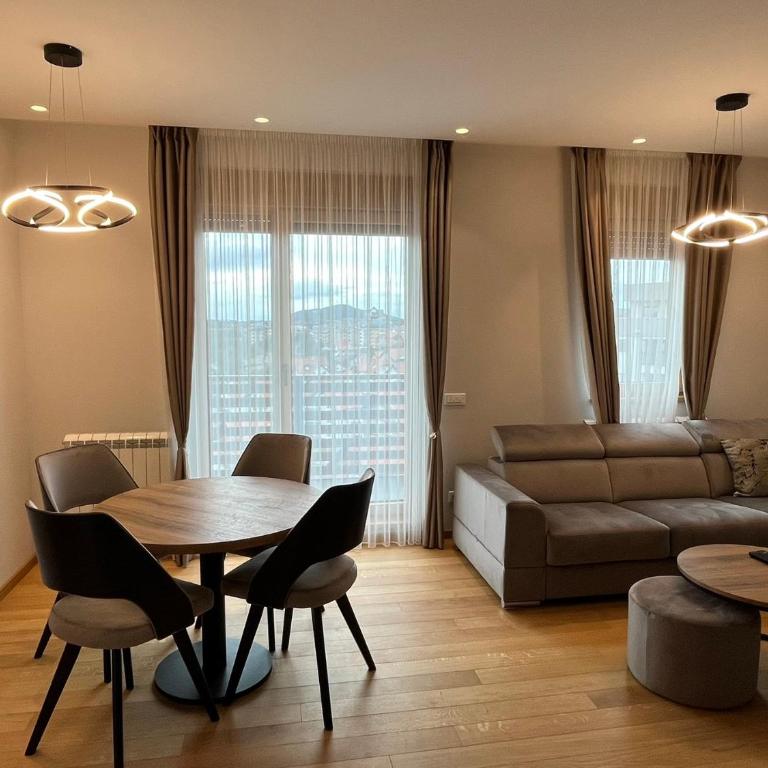 Luxury Kalman Centar Apartman - Apartman sa 1 Spavaćom Sobom, Balkonom i Pogledom na Planinu - 1