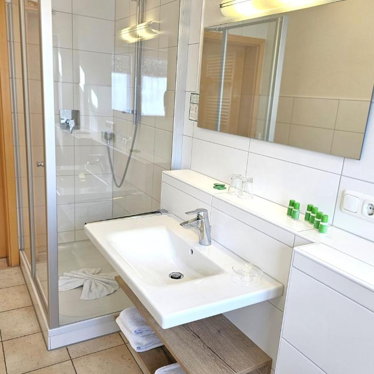 Hotel Fuggerhof Oberstdorf - Einzelzimmer mit Bergblick - 7