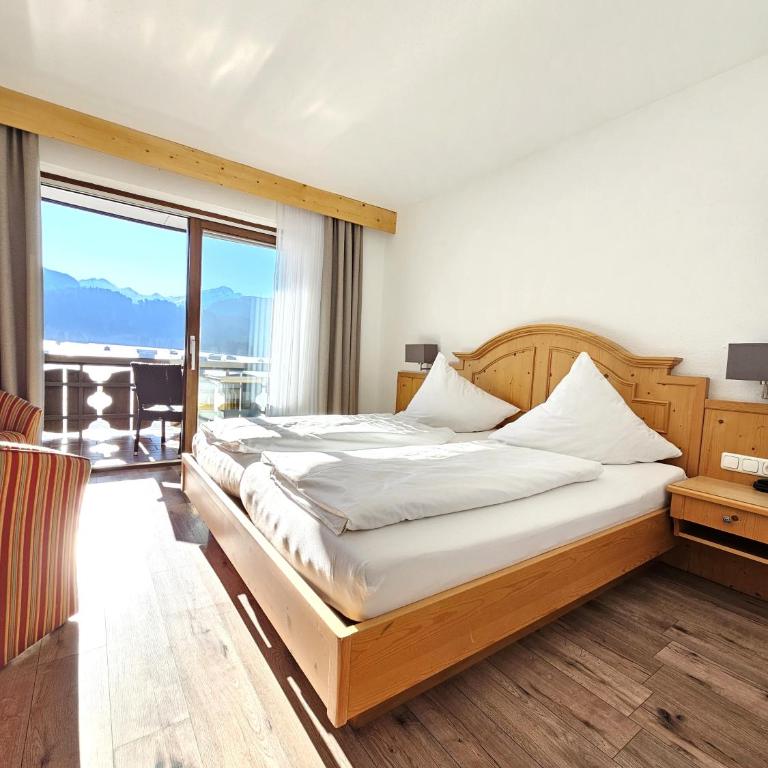 Hotel Fuggerhof Oberstdorf - Doppelzimmer mit Bergblick - 11