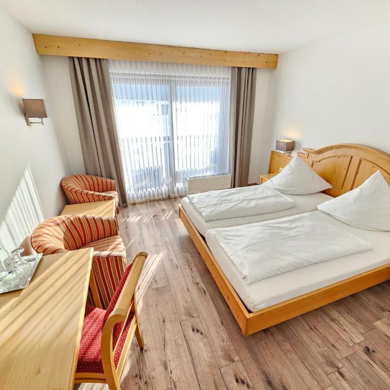 Hotel Fuggerhof Oberstdorf - Doppelzimmer mit Balkon - 9