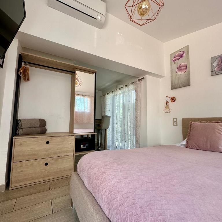 Hôtel Eden Cassis - centre-ville- piscine chauffée, jacuzzi et sauna - parking privé - Studio - 2