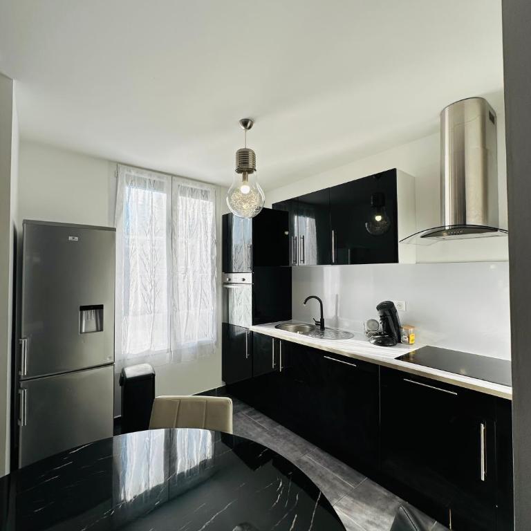 Hôtel Eden Cassis - centre-ville- piscine chauffée, jacuzzi et sauna - parking privé - Appartement - Vue sur Piscine - 3