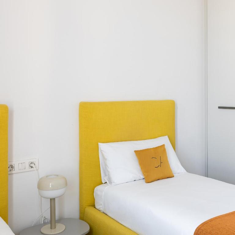Cosmo Apartments Sants - Three-Bedroom Deluxe Apartment - 16