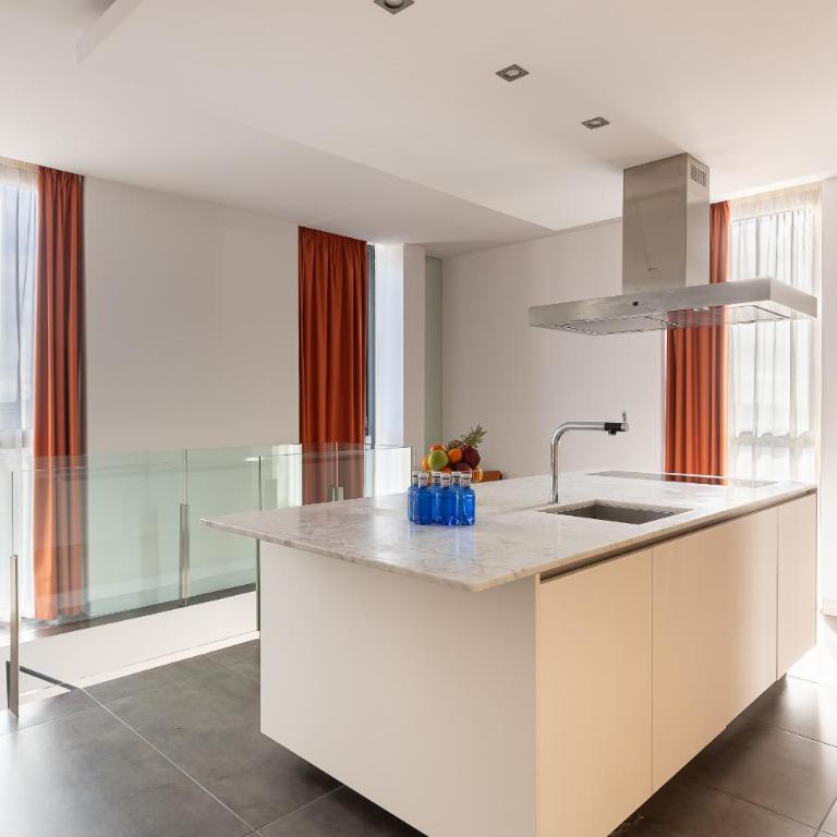 Cosmo Apartments Sants - Three-Bedroom Deluxe Apartment - 11