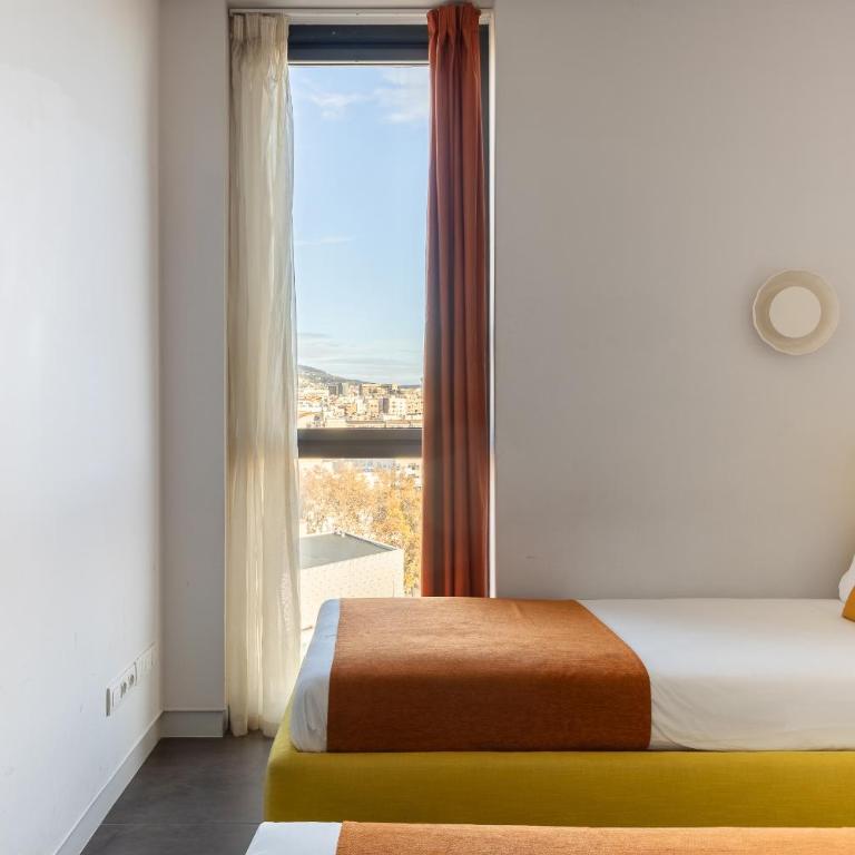 Cosmo Apartments Sants - Three-Bedroom Deluxe Apartment - 17