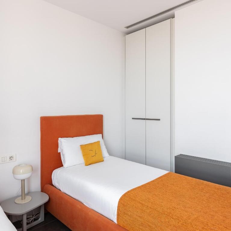 Cosmo Apartments Sants - Three-Bedroom Deluxe Apartment - 10